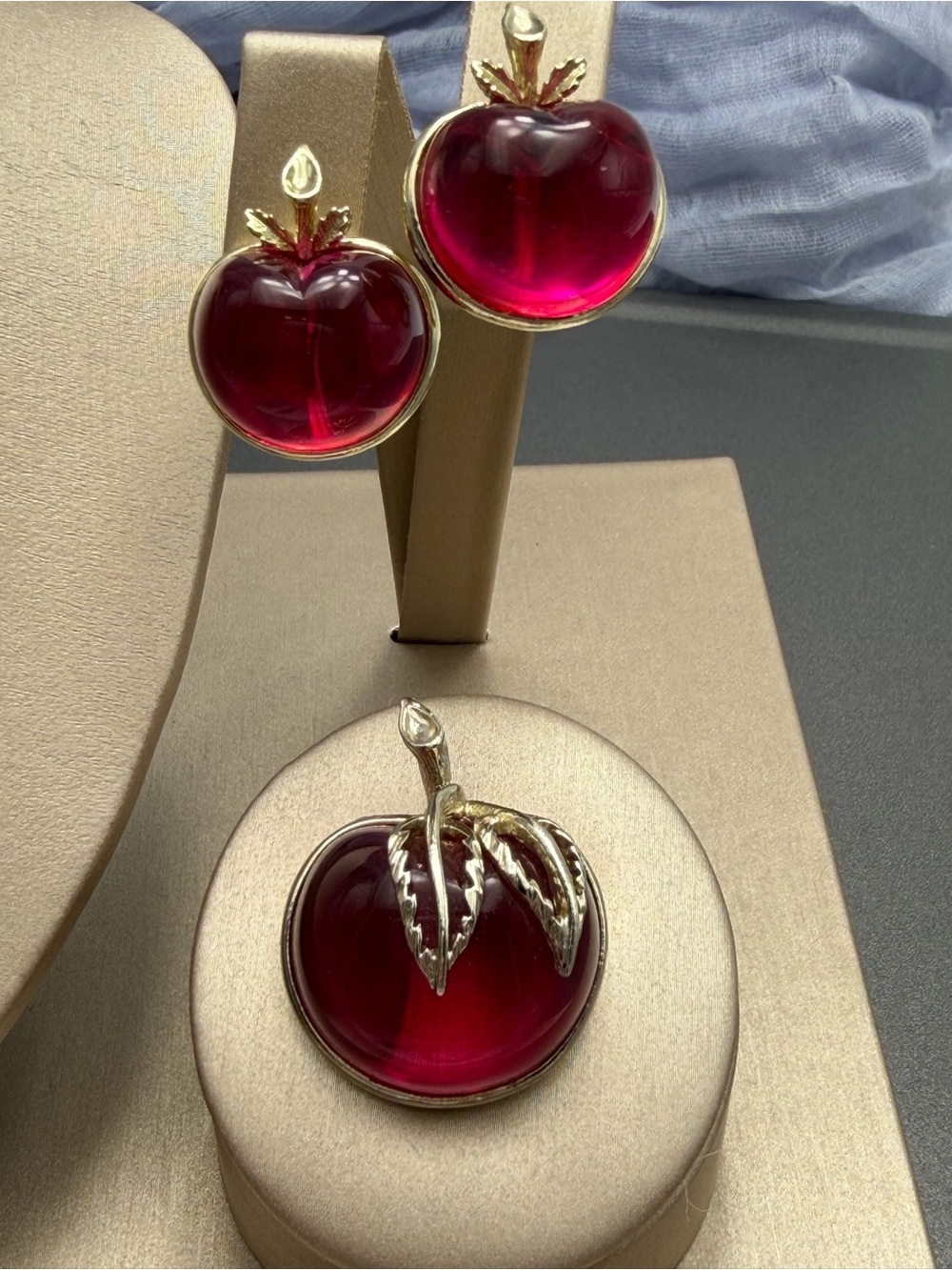 ❤️2/$80 Vintage Sarah Coventry Burgundy Brooch and Earrings